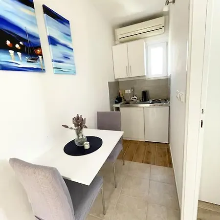 Apartment Beautiful With Balcony & Sea View *