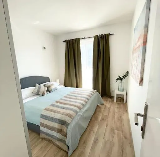 Beautiful With Balcony & Sea View アパート Dračevo Selo