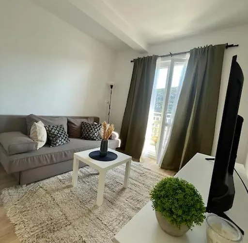 アパート Beautiful With Balcony & Sea View Dračevo Selo