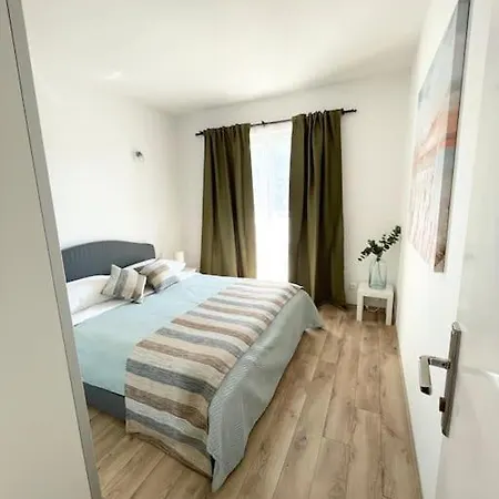 Beautiful With Balcony & Sea View شقة Dracevo Selo