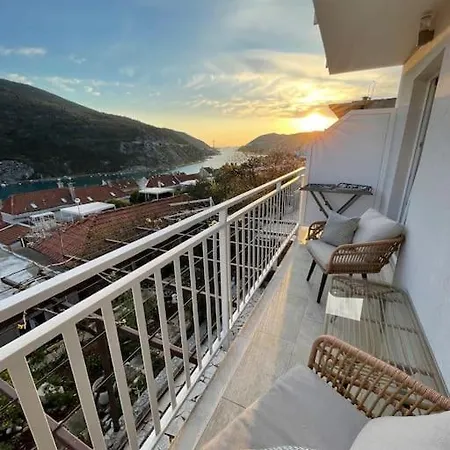 Beautiful With Balcony & Sea View شقة *