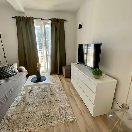 Beautiful With Balcony & Sea View شقة *