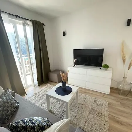 Beautiful With Balcony & Sea View