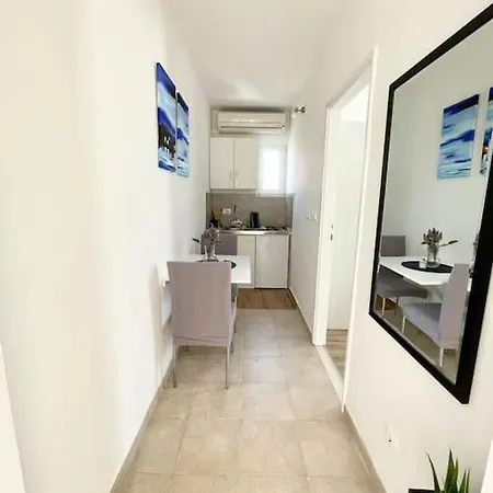 Beautiful With Balcony & Sea View شقة *