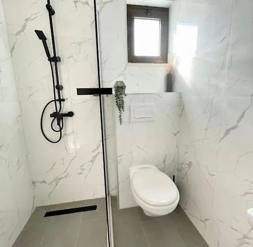 Beautiful With Balcony & Sea View Apartament *