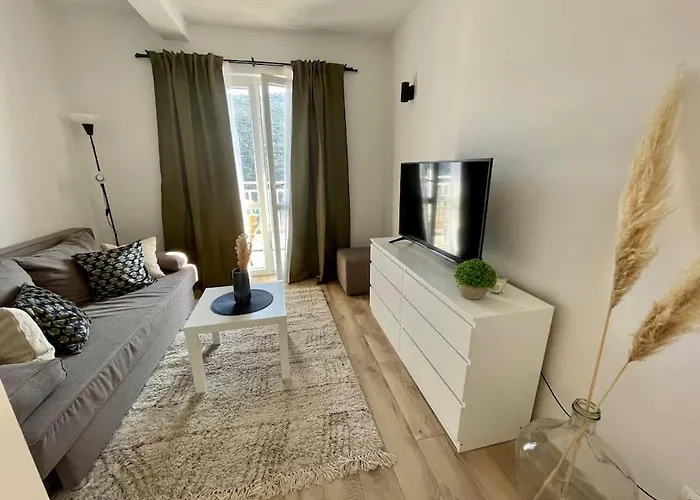 Beautiful With Balcony & Sea View Apartament *