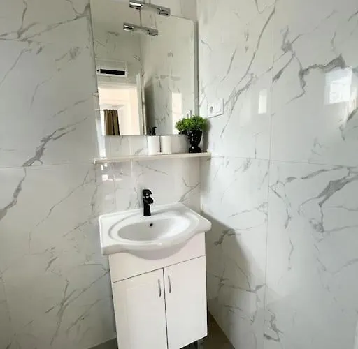 Beautiful With Balcony & Sea View Apartament