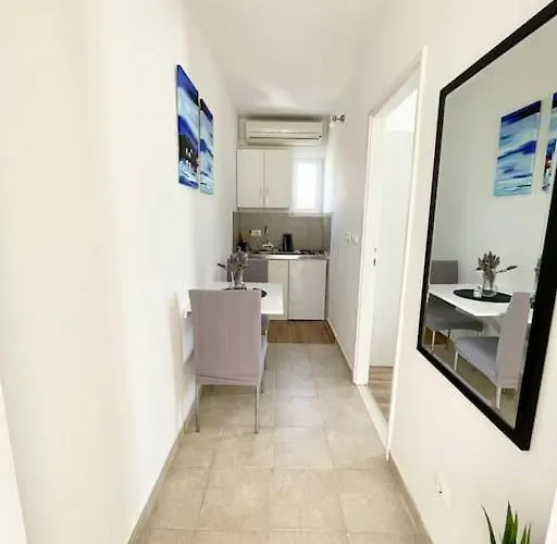 Beautiful With Balcony & Sea View Apartament *