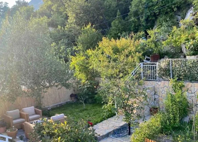 Beautiful With Balcony & Sea View Apartament *